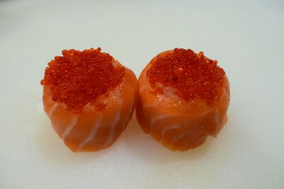 98. Gunkan Salmón Tobico