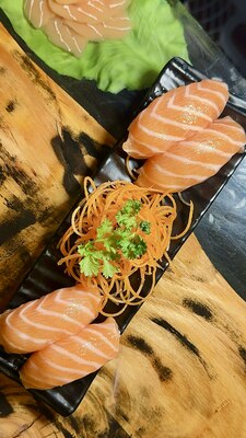 Salmon Nigiri (4)