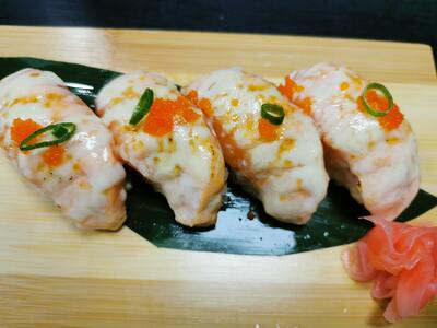 120. Fire Salmon Nigiri / 炙烤三文鱼手握