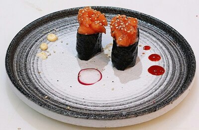 S9A. Nigiri de Tartar Salmón