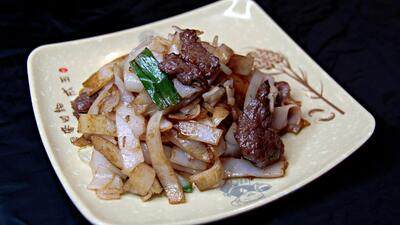 Stir Fried Ho-Fun Flat Rice Noodles with Beef 牛肉炒河粉