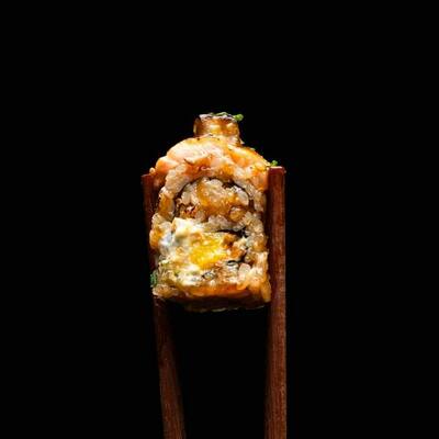 50. Uramaki Aburi Sake Fuagura