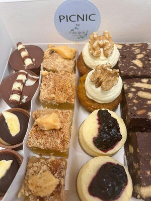 Mini Treat Box, 12 Mini Treats