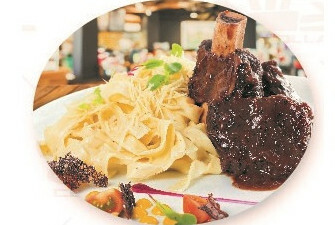 ASADO   DE   TIRA   CON   FETTUCCINI .   (A LA CREMA O HUANCAÍNA)