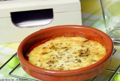 PROVOLONE FUNDIDO SOBRE BASE DE TOMATE NATURAL Y OREGANO