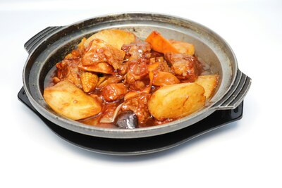 Clay Pot Braised Beef Brisket with Szechuan Broad Bean Chilli Paste 罗卜牛腩煲(川)
