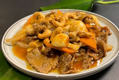 Stegt Gong Bao oksekød med blandede grøntsager, cashewnødder, sesam  og ris