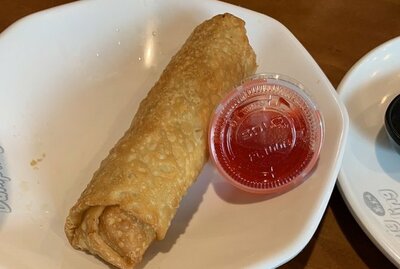 S7. Egg Roll (Chicken & Vegetable) (2 pcs) 春卷 (雞肉和蔬菜)