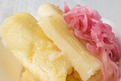 YUCA HERVIDA AL MOJO con Cebolla (vendido por libra, $3/lb)