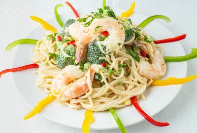 ESPAGUETI CON CAMARONES Y SALSA ALFREDO