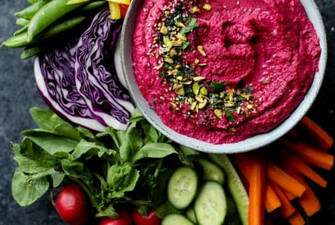 Vegan Greek Salad with Betroot Hummus / Ensalada Griega Vegana con Hummus de Remolacha