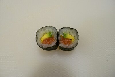 76. Maki Salmón Aguacate