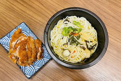 A7. Green Sichuan Pepper Rice Noodle Soup with Chicken Fillet / 藤椒鸡排米线