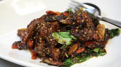 38 Nuea Oam Thong