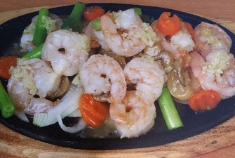 Sizzling Garlic King Prawns 铁板蒜蓉虾球