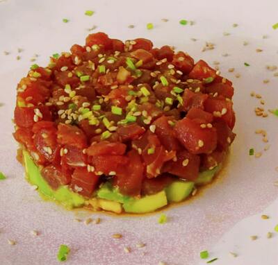 Tra1. Tartar Atún con Aguacate (Picante)