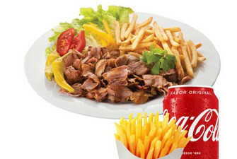 Plato de kebab con patatas y refresco