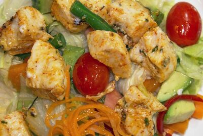 SPICY GRILLED CHICKED & AVACADO SALAD