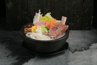 A4. Rice Noodle Soup with Braised Bone-in Beef/ 牛大骨米线