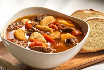Beef Goulash Soup / Sopa de Goulash de ternera