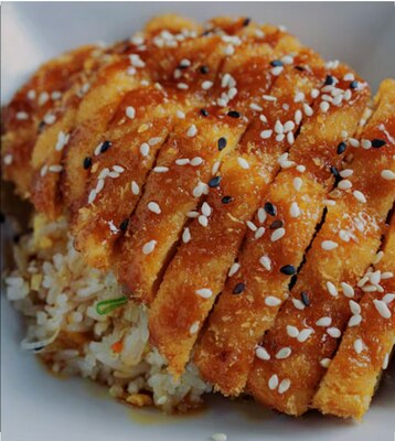 E14.Arroz con pollo crujiente y salsa teriyaki