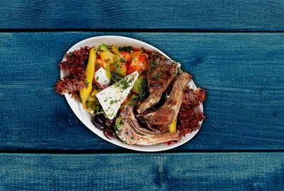 Salat mit Lammkoteletts