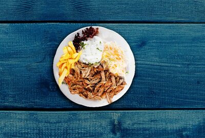 Hähnchengyros mit Pommes
