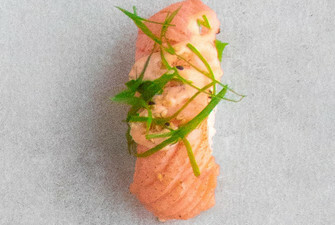 Grillet laks med chilimayo og forårsløg