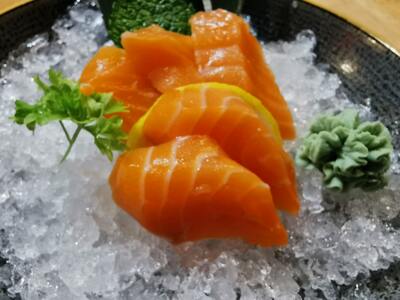 100. Sashimi Fresh Salmon / 三文鱼刺身