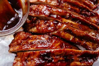 BBQ pork ribs with chips