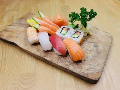 Osaka Sushi and Sashimi Selection (10)
