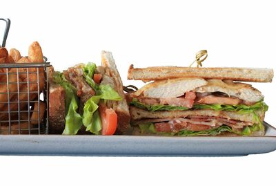 CHICKEN & BACON CLUB SANDWICH