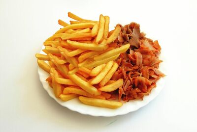 Plato de kebab con patatas