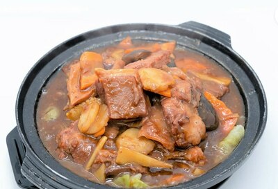 Braised Lamb Chops with Dried Beancurd cooked in Clay Pot 枝竹羊腩煲