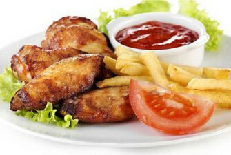 Alitas de pollo con patatas y ensalada