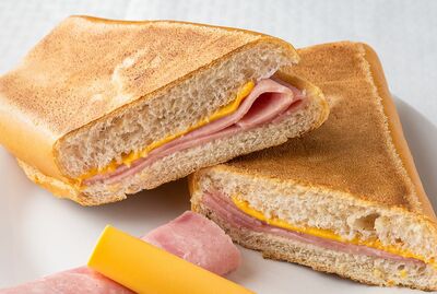 SANDWICH CON JAMON Y QUESO