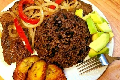 Bistec de Cerdo Encebollado