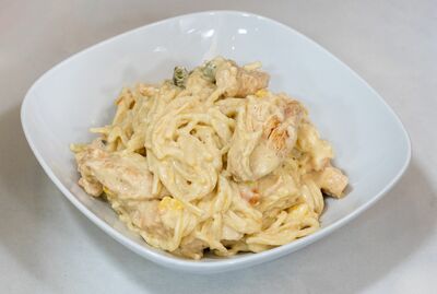 ESPAGUETI CON POLLO EN SALSA ALFREDO (Bowls/Container)