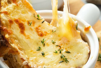 Onion Soup with 4 Cheese. / Sopa de Cebolla con 4 Quesos