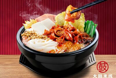 A5. Spicy  Rice Noodle with Pork Intestines / 麻辣肥肠米线