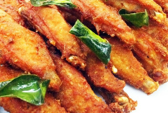 Kai Tod Samoon Prai - ปีกไก่ทอดสมุนไพร
