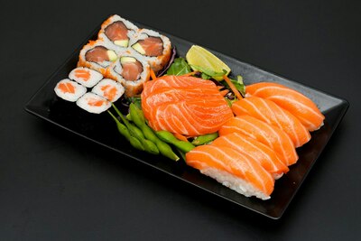 Salmon Combo サーモンコンボ (16 Pcs)