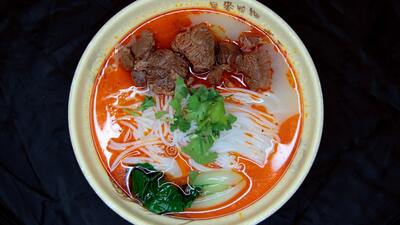 Rice Noodles with Braised Beef in Broth 红烧牛肉米粉
