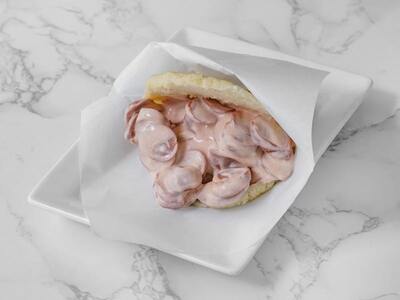 Arepa Salchicha con Salsa Rosa