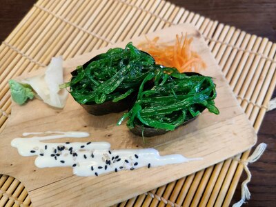 Wakame Seaweed Gunkan Maki 2pcs