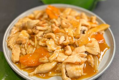 Stegt Gong Bao kylling med blandede grøntsager, cashewnødder, sesam  og ris