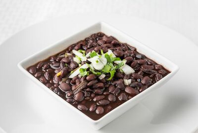 HABICHUELAS NEGRAS GUISADAS.