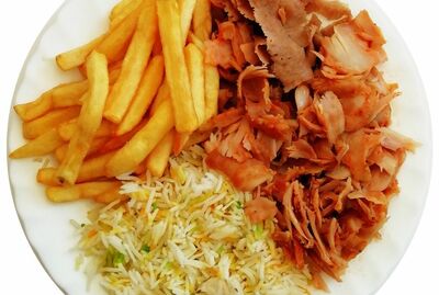 Plato de carne o pollo con arroz y patatas
