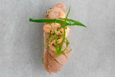 Grillet tun med chilimayo og forårsløg