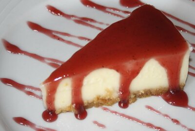 TARTA DE QUESO CON CULÍS DE FRUTOS ROJOS